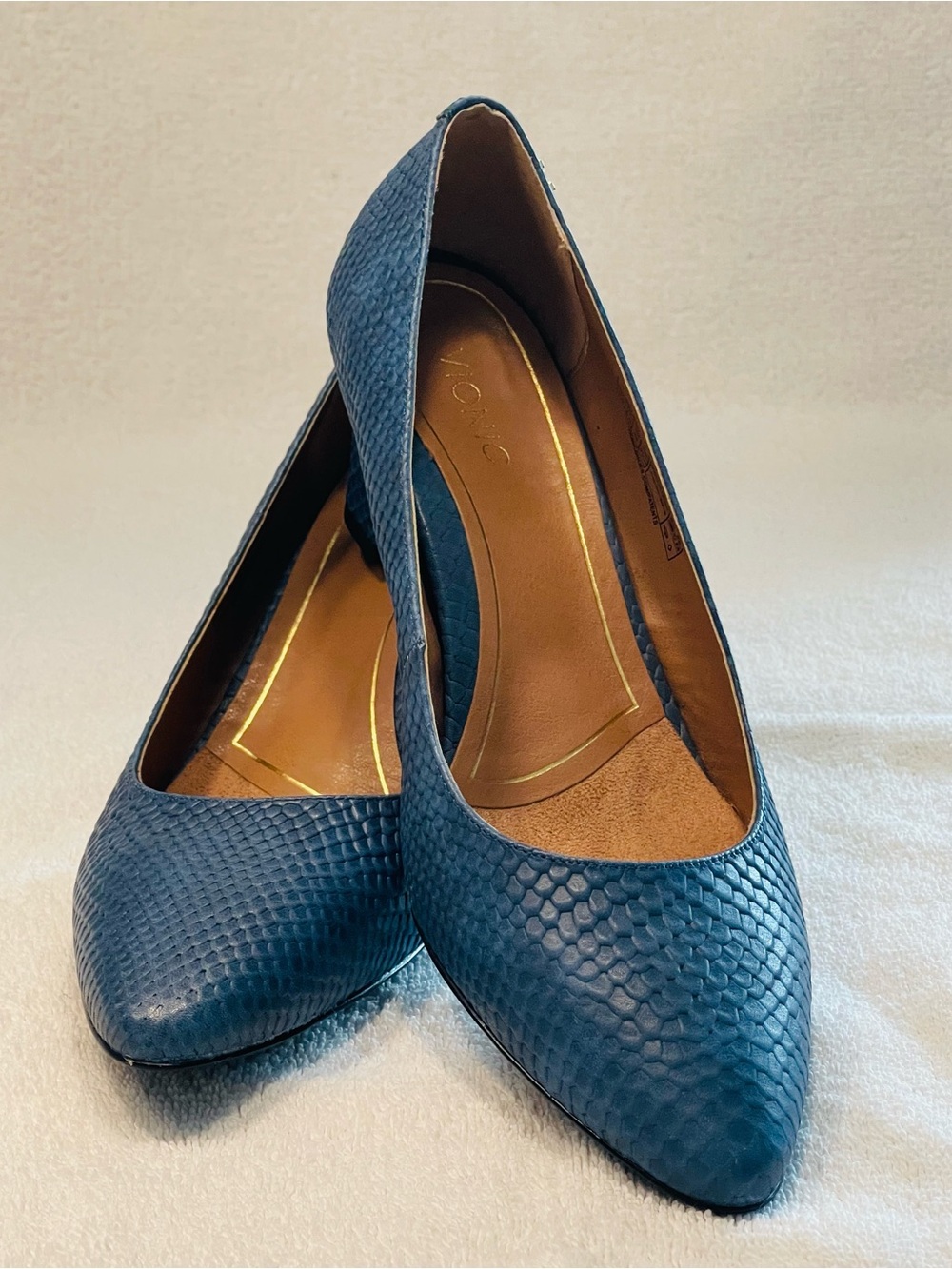 NWOT Vionic Madison Mia Blue Snake Print Leather Pointed Toe Block Pump Heels